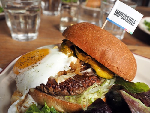 サンフランシスコのレストランで食べることができる「インポッシブル・バーガー」。価格は19ドル(写真:林幸一郎)