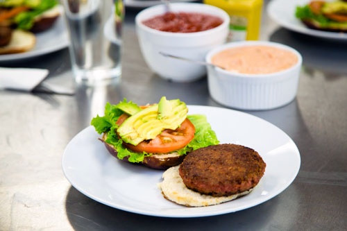 ハンバーガーのバンズで植物肉やトマト、アボガドなどを挟んで食べた。見た目にはほとんど「植物肉」であることは分からない(写真:鈴木香織)