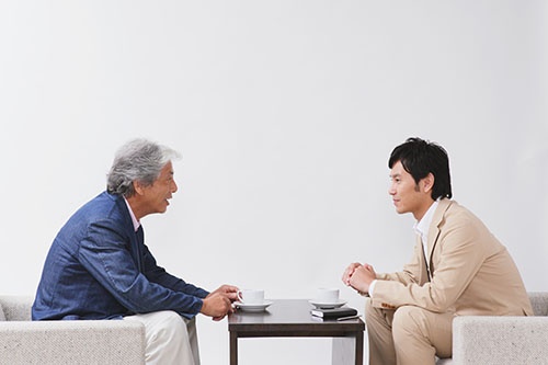 同族経営は世代をまたいで事業を引き継ぐ。その分、長期的な視点を持つといわれるが……(写真:アフロ)