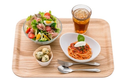 ミアクッチーナの看板商品「生ハムの彩りサラダとハーフパスタのセット」(税込み980円)。添えられている海藻入りの揚げパン「ゼッポリーニ」は、ミアクッチーナのオリジナル商品