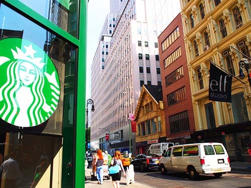 スターバックスで働くアルバイトは、自分の職場への忠誠心がとても高い。「物語」の力がここにも働いている