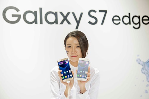 サムスン電子が2016年5月に発売した新型スマートフォン「ギャラクシーS7」シリーズ。サムスンディスプレーが量産する有機ELパネルを搭載している（写真：Lee Jae-Won/アフロ）