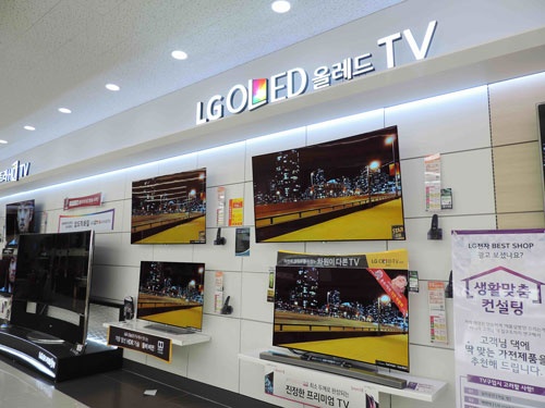 LGのOLEDTV。有機ELはバックライトが必要な液晶と異なり、自発光するためコントラスト比が高い。色の再現性が高く鮮やかな色が出せることも特徴の一つとされる。ちなみにOLEDはOrganic Light Emitting Diode(有機発光ダイオード)の頭文字を取っている