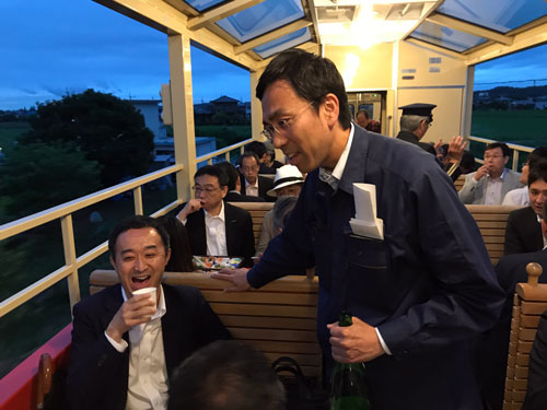 夜にビール飲み放題のトロッコ列車を走らせ、石川晋平社長も人々の輪に加わる