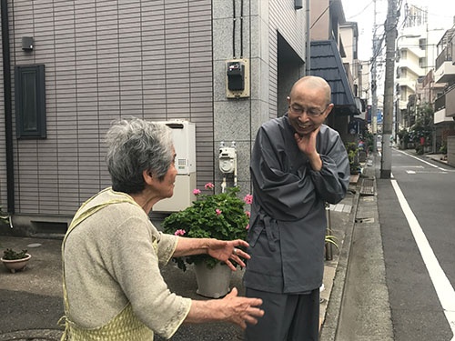 隣に住む平山とめさんと、路上で話し込む