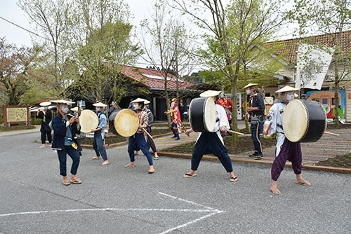 養老川(千葉県)を演奏しながらさかのぼり、途中の町で食事をもらう(写真:生江ゆかり、以下同)