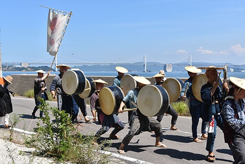 和楽器を手に町を練り歩く