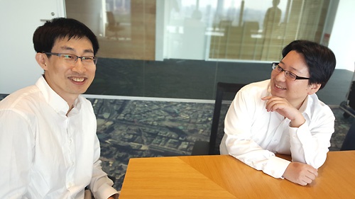 慎ジュンホ取締役(左)と舛田淳取締役(右)は、ともに「暗黒時代」をくぐり抜けてきた盟友