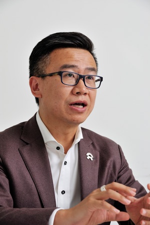朱江氏 蔚来汽車副社長。マーケティングや販売戦略を担当するほか、中国本社がある上海の総支配人も兼務する。蔚来に参画する前はBMW「ミニ」の中国法人の副社長やレクサス中国の副総支配人を歴任。(写真:町川秀人)