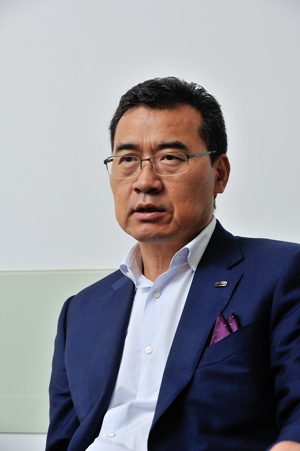 劉良氏 観致汽車CEO(最高経営責任者)。フォードやベルギーの部品メーカーを渡り歩いた後、COO(最高執行責任者)として観致に入社し、今春から現職。東京工業大学に留学して高分子材料の研究に取り組んでいた経験があり、日本語も堪能。(写真:町川秀人)