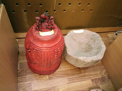 択捉島の博物館に置かれていた釣鐘と石臼