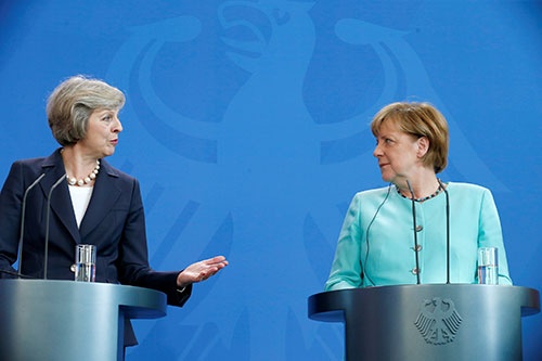 英テリーザ・メイ首相(左)と独アンゲラ・メルケル首相(右)。英国のEU離脱の正式交渉を巡る神経戦が続いている。(写真=ロイター/アフロ)