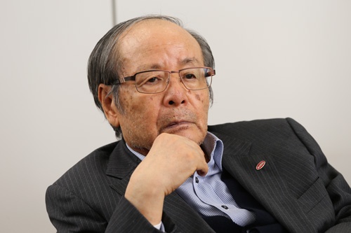 後継者問題について語るユーシンの田邊耕二会長兼社長(写真:陶山勉)