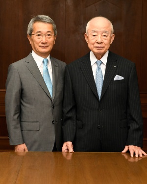日比相談役(右)から安田社長(左)への経営上の指示は一切ないという