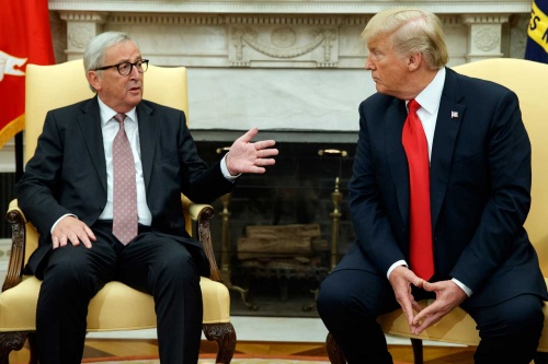 7月25日に開催された米欧首脳会談に挑む、ユンケル欧州委員長（左）とトランプ米大統領（写真：AP/アフロ）