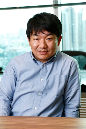 <b>かたぎり・たかのり</b> 1982年、静岡県生まれ。大学中退後、2005年に起業。07年に立ち上げたイラスト投稿サイト「pixiv」を同分野で世界有数のサービスに育てる。DMM.comの亀山敬司会長にスカウトされ、2017年1月から同社社長。(写真:竹井俊晴)