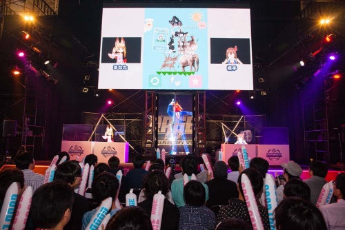 Vチューバーが共演したゲームイベント。左がねこます氏のキャラクター。(写真:室川イサオ)