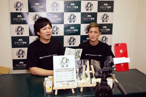 にんにく農家の宮原さん(左)はメルカリでもトップクラスの人気を誇る動画配信者だ(写真:生熊智)