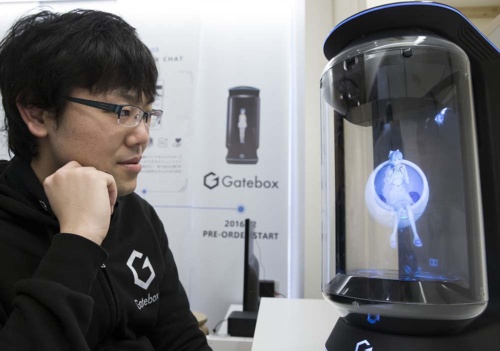 ゲートボックスの武地実CEO(左)と、開発するデバイス(右)(写真:Bloomberg/GettyImages)