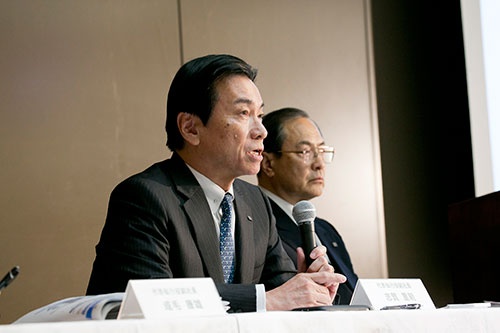 東芝の原子力事業を統括してきた志賀重範氏(中央、奥は前社長の室町正志氏)。志賀氏は巨額損失の責任を取るため、2月15日付で会長を辞任した(写真:的野 弘路、撮影は2016年3月)