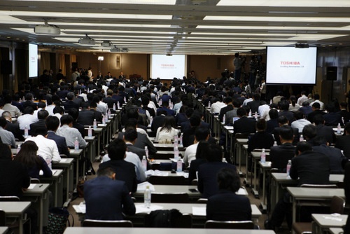 3月14日に開かれた会見には記者と証券アナリストが多数、詰め掛けた