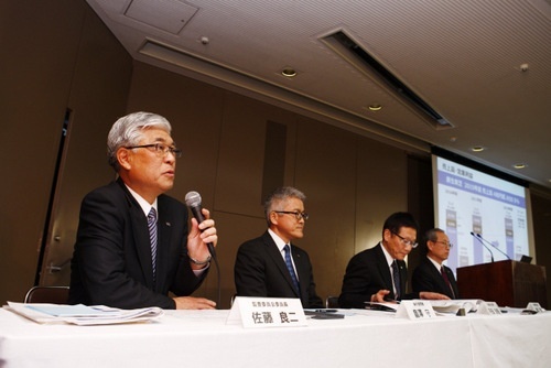 東芝取締役で監査委員会の委員長を務める佐藤良二氏(左端)はかつて、監査法人トーマツの包括代表を務めていた(写真:竹井 俊晴、今年3月14日の記者会見)