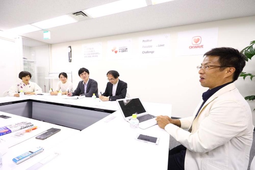 オープン編集会議メンバーの質問に答える兼元会長(右)