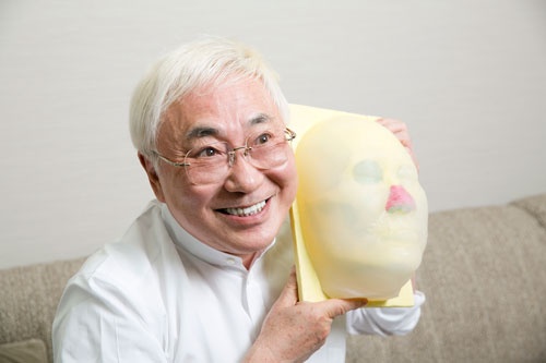 <b>3Dプリンターで作った高須院長の顔。鼻の赤色の部分が自分の軟骨を培養しようと思っているパーツだ</b>