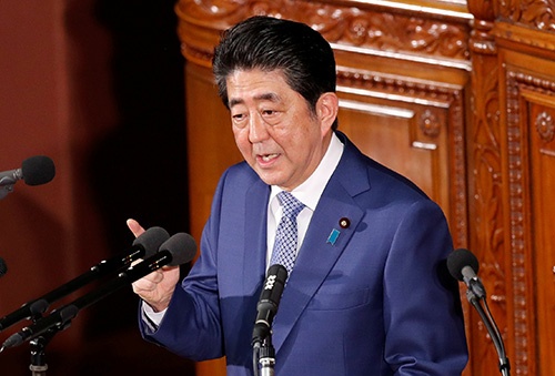 施政方針演説をする安倍晋三首相(ロイター/アフロ)