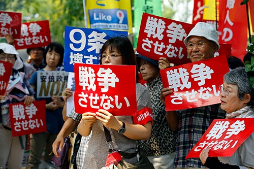 安全保障法制が国会で審議される中、街頭では反対派が各地で集会を実施した。「戦争させない」「9条壊すな」の文字が躍った(写真:AP/アフロ)