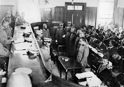 1923年に甘粕事件を裁いた軍法会議の様子(写真:近現代PL/アフロ)