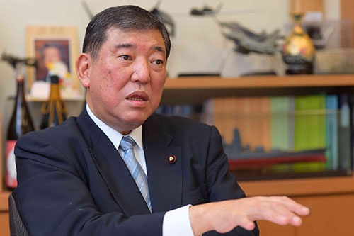 石破 茂(いしば・しげる)氏 1979年、慶應義塾大学卒業。同年、三井銀行(現・三井住友銀行)入行。父親は元参院議員・自治大臣の二朗氏。81年、衆院議員初当選。防衛庁長官、防衛大臣、農林水産大臣、自民党政務調査会長、幹事長、地方創生担当大臣などを歴任(写真:菊池 一郎、以下同)