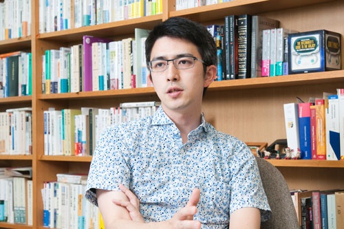 <b>木村草太(きむら・そうた)</b><br /> 首都大学東京教授。1980年生まれ。東京大学法学部卒業。専攻は憲法学。主な著書に『集団的自衛権はなぜ違憲なのか』『憲法の新手』『憲法という希望』など(撮影:菊池くらげ、以下同)