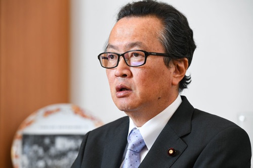 <b>船田元(ふなだ・はじめ)氏 </br></b>1953年11月生まれ。祖父は衆議院議長、父は栃木県知事や参議院議員を務めた。79年、最年少の25歳で初当選。92年、39歳で経済企画庁長官として初入閣を果たした。その後、自民党を離党し、新生党や新進党に参加したが、97年に復党。憲法問題の専門家として知られ、党の憲法改正推進本部の本部長代行を務める(写真:清水 真帆呂、以下同)
