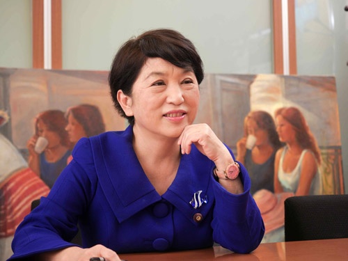 <span class="fontBold">福島瑞穂(ふくしま・みずほ)</span><br />社会民主党副党首。参議院議員。東京大学卒業後、弁護士として選択的夫婦別姓、婚外子差別などに取り組む。1998年初当選。2009年には内閣府特命担当大臣として男女共同参画・自殺防止・少子化対策などを担当し、DV被害者支援や児童虐待防止、貧困対策、労働者派遣法改正に取り組む。2010年、辺野古への新基地移設の閣議決定の署名を拒否し、大臣を罷免される。(写真:加藤康、以下すべて)