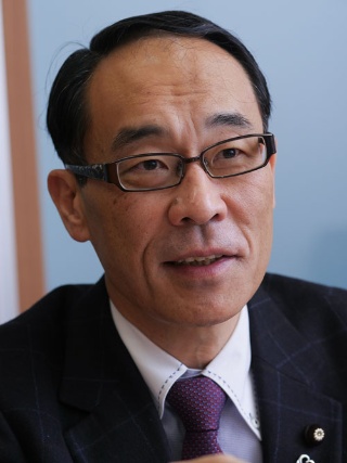 大野元裕(おおの・もとひろ)民進党の参議院議員。慶応義塾大学法学部政治学科を卒業。国際大学国際関係学修士課程を修了(中東地域研究専攻)。外務省の書記官、調査員としてイラク、UAE(アラブ首長国連邦)、カタールなど中東諸国に赴任。中東調査会や日本エネルギー経済研究所などのシンクタンクで研究員を務める。東京大学教養学部および青山学院大学大学院などで非常勤講師を歴任。2010年、埼玉県で参議院議員に初当選。2012年に防衛大臣政務官。(撮影:加藤康、以下同)
