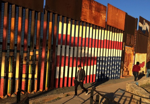 メキシコ・ティファナの国境(2017年)(写真:AP/アフロ)
