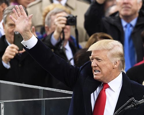 1月20日、米ワシントンの連邦議会議事堂前で就任演説を行った後、聴衆に手を振るトランプ米新大統領。(写真:UPI/アフロ)