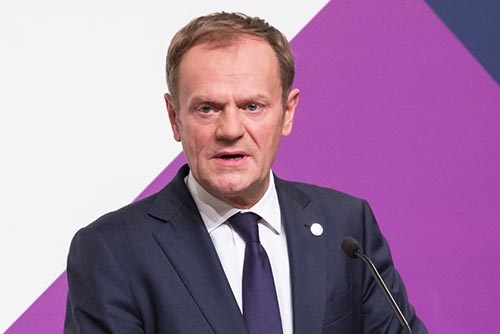 欧州連合(EU)のトゥスク大統領は2月3日、EUの首脳会合を前に加盟国首脳に送った書簡で、米国のトランプ政権を「外的脅威」だと名指しして批判した。(写真:NurPhoto/Getty Images)