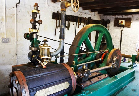 英国でレストア（修復）された古い蒸気機関。英国は産業革命以降、多くの人々を引き寄せてきた。（写真：stocksolutions/123RF）