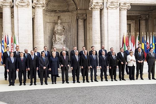 3月25日、ローマ条約の60周年を記念するEU特別首脳会議に出席した欧州各国の首脳ら。（写真：ZUMA Press/amanaimages）