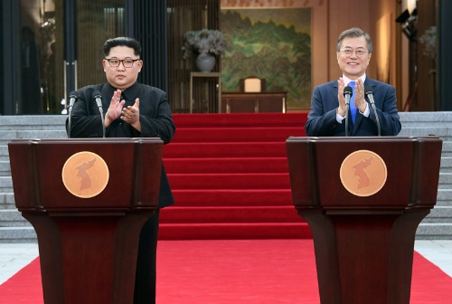 朝鮮半島の完全な非核化をうたった「板門店宣言」には、日本を「蚊帳の外」に置くかのような内容が盛り込まれていた (写真:代表撮影/AFP/アフロ)