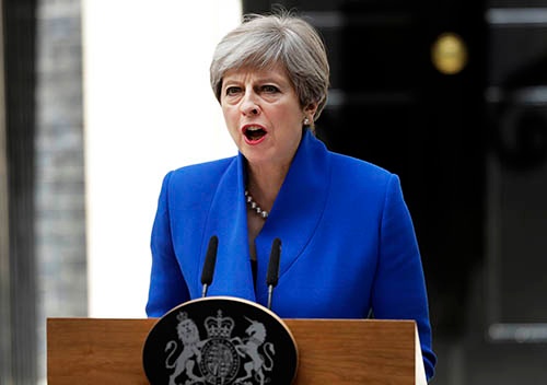 6月9日、英総選挙の結果を受け、首相官邸前で記者会見するテリーザ・メイ英首相。与党保守党は過半数割れとなったものの、続投を表明。欧州連合(EU)離脱(BREXIT)交渉を成功に導くと述べた。(写真:AP/アフロ)