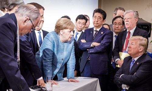 G7サミット2日目の6月9日、ドイツのアンゲラ・メルケル首相らと話し合うドナルド・トランプ大統領（写真：GERMAN FEDERAL GOVERNMENT/UPI/アフロ）