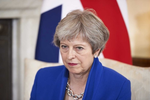 オウンゴールを繰り返す英国のメイ首相(写真=AFP/アフロ)