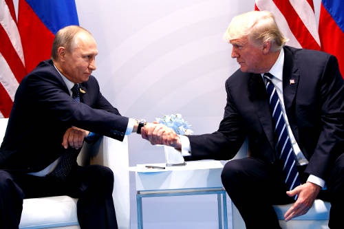 トランプ米大統領とプーチン・ロシア大統領は、20カ国・地域(G20)首脳会議が開催されたドイツのハンブルクで7月7日に初会談した。米露の核軍縮問題や、シリアやウクライナなど幅広い分野で意見交換したとみられ、会談は2時間15分と異例の長さになった。(写真:AP/アフロ)