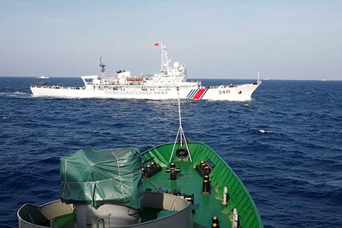 緊張の高まる南シナ海を航行する中国海警局の巡視船。中国が「海洋強国」への軍事戦略に傾斜すれば、中国の経済再生への道は遠くなる。(写真:ロイター/アフロ)