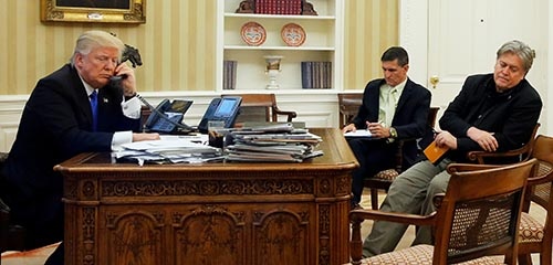 排外主義的な「米国第一主義」政策を推し進めてきた、スティーブ・バノン首席戦略官(右端)が8月18日付で解任された。写真は今年1月に撮影されたもの。バノン氏の左のマイケル・フリン氏(前大統領補佐官)もロシア疑惑によりすでに退任している。政権中枢幹部の更迭や退任が続き、トランプ政権内部は混乱している。(写真:ロイター/アフロ)