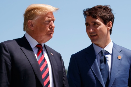 米加関係は、NAFTA見直しをめぐって決定的に対立した。写真は2018年6月8日、カナダのシャルルボワでドナルド・トランプ米大統領と談笑するカナダのジャスティン・トルドー首相（写真＝AP/アフロ）