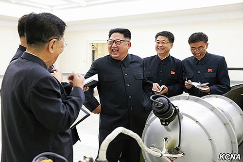 大陸間弾道ミサイルに搭載できるという「水爆」とされる物体を視察する北朝鮮の金正恩朝鮮労働党委員長(中央)。(写真:KCNA/UPI/アフロ)